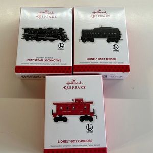 HALLMARK KEEPSAKE ORNAMENT